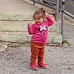Jambe, Plante, Human Body, Sleeve, Gesture, Rose, People In Nature, Herbe, Road Surface, Bambin, Arbre, Recreation, Baby & Toddler Clothing, Happy, Leisure, Street Fashion, Magenta, Fun, Walking, Assis, Personne