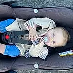 Comfort, Gesture, Baby Carriage, Finger, Baby, Bambin, Baby & Toddler Clothing, Lap, Car Seat, Auto Part, Baby In Car Seat, Baby Products, Enfant, Assis, Electric Blue, Seat Belt, Thumb, Thigh, Nail, Herbe, Personne
