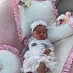 Joue, Comfort, Baby & Toddler Clothing, Infant Bed, Textile, Sleeve, Baby Sleeping, Baby, Baby Safety, Rose, Bambin, Linens, Baby Products, Cradle, Bedding, Enfant, Room, Bedtime, Throw Pillow, Personne