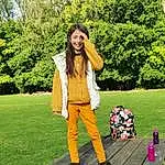 Shoe, Sourire, Green, People In Nature, Plante, Arbre, Textile, Sleeve, Waist, Happy, Bag, Headgear, Herbe, Luggage And Bags, Leisure, Thigh, Blazer, Leather Jacket, Eyewear, Sneakers, Personne, Joy