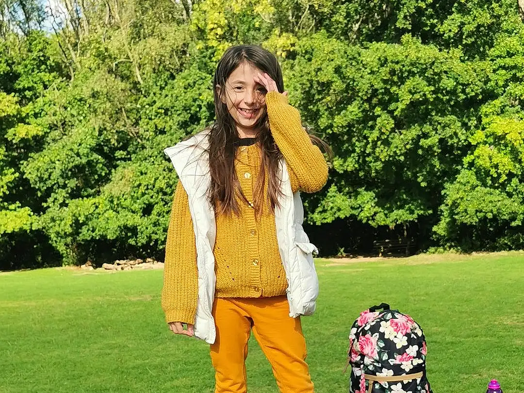 Shoe, Sourire, Green, People In Nature, Plante, Arbre, Textile, Sleeve, Waist, Happy, Bag, Headgear, Herbe, Luggage And Bags, Leisure, Thigh, Blazer, Leather Jacket, Eyewear, Sneakers, Personne, Joy