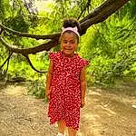 Visage, Sourire, Plante, Arbre, People In Nature, Sleeve, Happy, Baby & Toddler Clothing, Herbe, Bambin, Waist, Tints And Shades, Recreation, Leisure, Pattern, Magenta, Enfant, Fun, Play, Walking, Personne, Joy