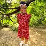Sourire, Plante, People In Nature, Sleeve, Happy, Baby & Toddler Clothing, Arbre, Herbe, Waist, Bambin, Leisure, Pattern, Magenta, Recreation, Day Dress, Fun, Enfant, Walking, Portrait Photography, ForÃªt, Personne, Joy