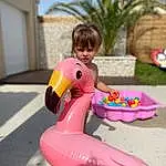 Ciel, Cloud, Yellow, Jouets, Rose, Leisure, Happy, Fun, Bambin, Recreation, Ducks, Geese And Swans, Personal Protective Equipment, Magenta, Waterfowl, Enfant, Palm Tree, Event, Arbre, Games, Inflatable, Personne