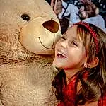 Visage, Sourire, Peau, Head, Yeux, Facial Expression, Jouets, Happy, Chapi Chapo, Interaction, Teddy Bear, Fun, Red, Enfant, Stuffed Toy, Event, Leisure, Poil, Bear, Recreation, Personne, Joy