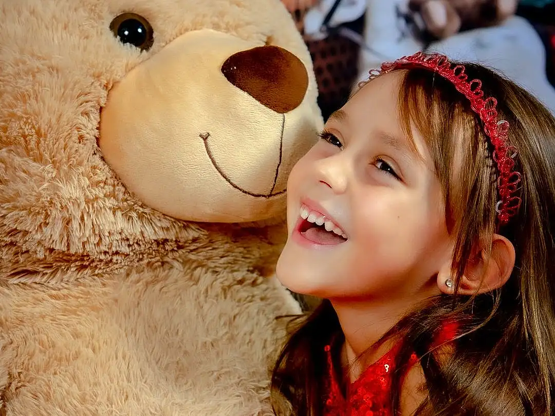 Visage, Sourire, Peau, Head, Yeux, Facial Expression, Jouets, Happy, Chapi Chapo, Interaction, Teddy Bear, Fun, Red, Enfant, Stuffed Toy, Event, Leisure, Poil, Bear, Recreation, Personne, Joy