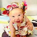 Enfant, Bambin, Hair Accessory, Rose, Headband, Clothing, Baby, Fashion Accessory, Baby & Toddler Clothing, Headgear, Sweetness, Textile, Baby Bloomers, Petal, Dress, Headpiece, Child Model, Play, Personne, Headwear