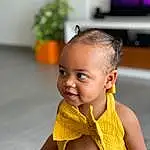 Hair, Visage, Peau, Head, Chin, Plante, Yeux, Facial Expression, Sourire, Dress, Neck, Happy, Houseplant, Baby & Toddler Clothing, Yellow, Flowerpot, Baby, Bambin, Eyelash, Fashion Design, Personne