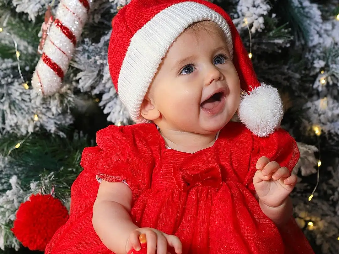 Visage, Head, VÃªtements dâ€™extÃ©rieur, Yeux, Plante, Blanc, Christmas Ornament, Human Body, Sleeve, Baby & Toddler Clothing, Debout, Christmas Tree, Happy, Sourire, Red, Headgear, Baby, Bambin, Christmas Decoration, Event, Personne, Headwear