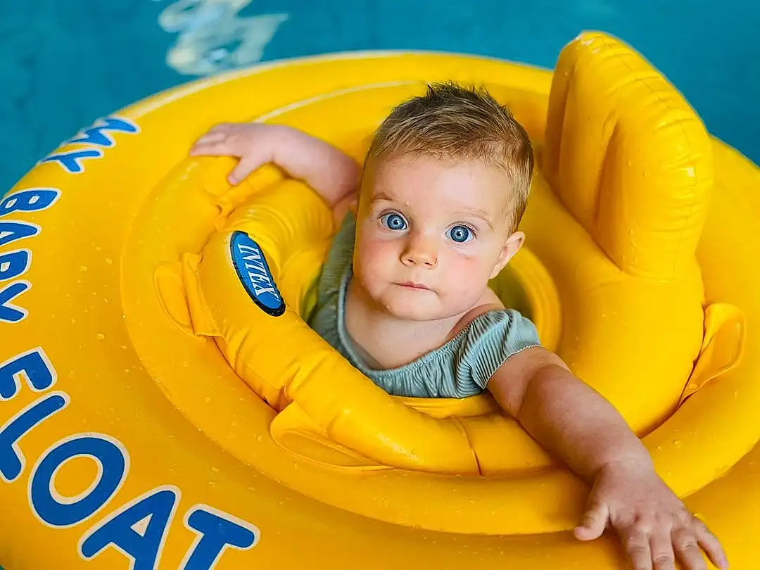 Eau, Baby Float, Baby, Swimming Pool, Yellow, Outdoor Recreation, Bambin, Happy, Leisure, Recreation, Enfant, Personal Protective Equipment, Inflatable, Fun, Baby Products, Bathing, Games, Play, Assis, Baby & Toddler Clothing, Personne