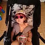 Lunettes, Vision Care, Sunglasses, Goggles, Eyewear, Human Body, Comfort, Thigh, Shorts, Chest, Baby Carriage, Baby & Toddler Clothing, Nail, Personal Protective Equipment, Enfant, Human Leg, Knee, Foot, Trunk, Car Seat, Personne, Headwear