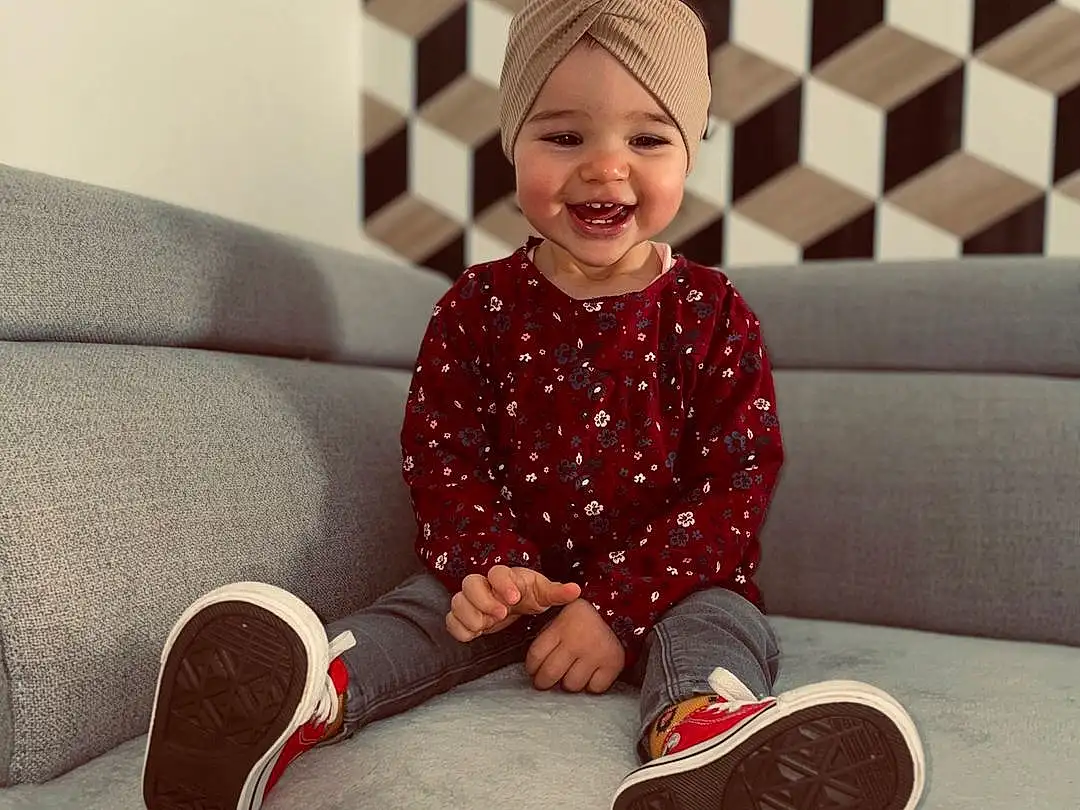 Sourire, Shoe, Coiffure, Blanc, Fashion, Chapi Chapo, Comfort, Sleeve, Walking Shoe, Red, Happy, Baby & Toddler Clothing, Knee, Bois, Couch, Sneakers, Thigh, Personne, Joy, Headwear