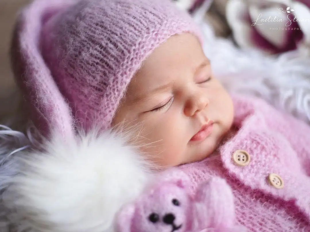 Clothing, Visage, Nez, Joue, Peau, Head, Lip, Chin, Hand, Eyebrow, Yeux, Facial Expression, Blanc, Comfort, Textile, Cap, Baby, Oreille, Baby & Toddler Clothing, Personne, Headwear