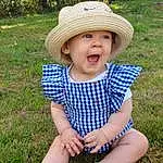 Clothing, Visage, Peau, Head, Lip, Plante, Yeux, People In Nature, Dress, Chapi Chapo, Botany, Baby & Toddler Clothing, Human Body, Sun Hat, Headgear, Herbe, Happy, Arbre, Grassland, Bambin, Personne, Headwear