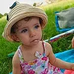 Visage, Peau, Head, Coiffure, Photograph, Yeux, Facial Expression, Plante, Chapi Chapo, Sun Hat, Happy, People In Nature, Herbe, Baby & Toddler Clothing, Leisure, Bambin, Arbre, Headgear, Cap, Enfant, Personne, Headwear