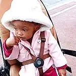 Watch, Peau, Lip, VÃªtements dâ€™extÃ©rieur, Coiffure, Facial Expression, Human Body, Baby Carriage, Street Fashion, Baby, Cap, Rose, Cool, Baby & Toddler Clothing, Bambin, Voyages, Thigh, Baby Products, Vehicle Door, Fashion Accessory, Personne, Headwear