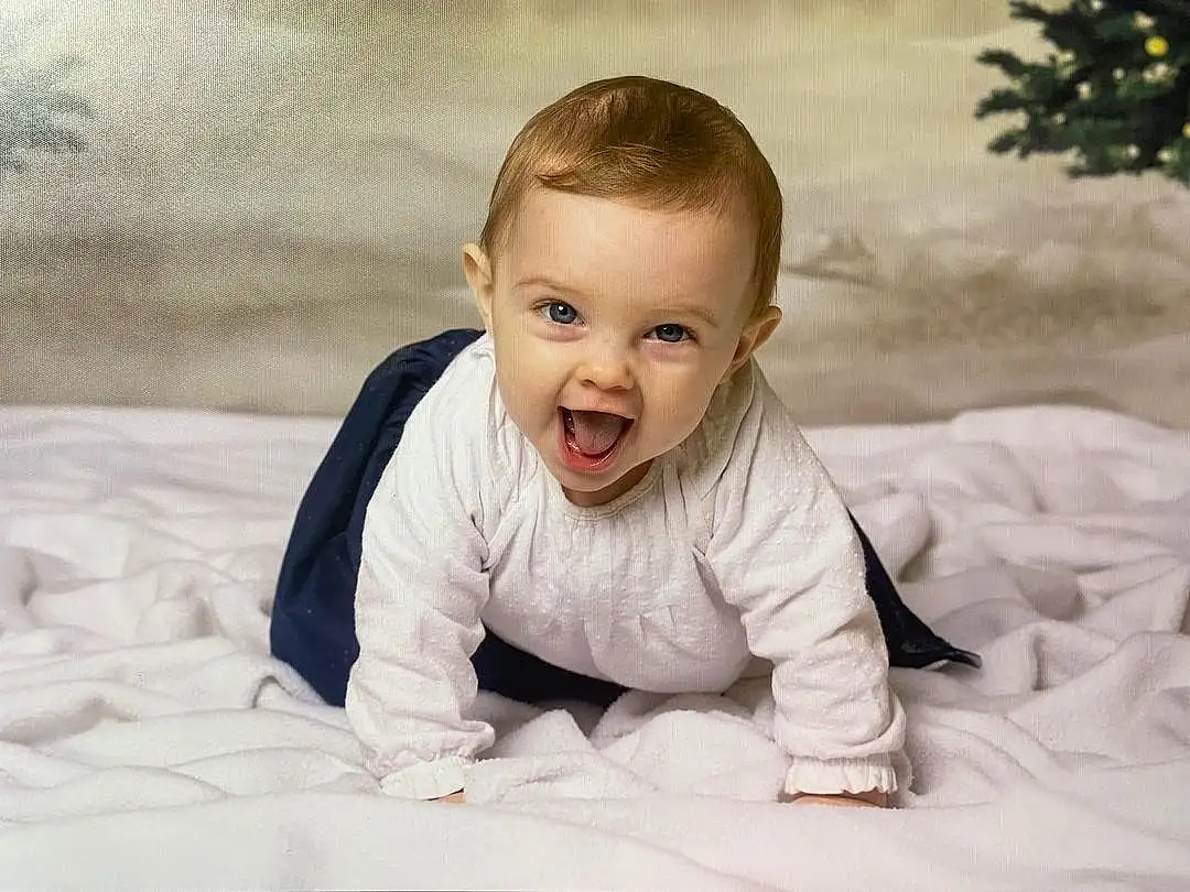 Sourire, Joue, Head, Chin, Yeux, Flash Photography, Sleeve, Happy, Tummy Time, Iris, Dress, Comfort, Plante, Crawling, Baby & Toddler Clothing, Bambin, Baby, Herbe, Enfant, Personne
