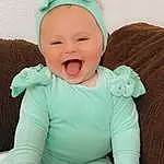 Visage, Sourire, Joue, Peau, Head, Yeux, Facial Expression, Blanc, Green, Bleu, Baby & Toddler Clothing, Human Body, Comfort, Sleeve, Baby, Rose, Happy, Cap, Bambin, Baby Laughing, Personne