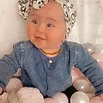 Peau, Photograph, Blanc, Sourire, Dress, Sleeve, Baby & Toddler Clothing, Jouets, Rose, Yellow, Balloon, Happy, Baby, Headgear, Bambin, Party Supply, Enfant, Fun, Personne, Headwear