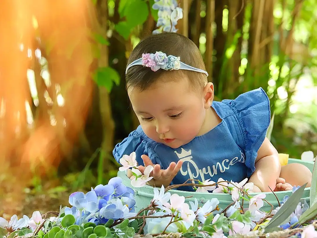 Fleur, Plante, People In Nature, Botany, Leaf, Chapi Chapo, Happy, Iris, Baby & Toddler Clothing, Petal, Herbe, Baby, Bambin, Beauty, Arbre, Headpiece, Enfant, Flowering Plant, Spring, Flower Arranging, Personne