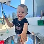 Sourire, Facial Expression, Ciel, Debout, Happy, Bambin, Baby, Gas, Fun, Leisure, Baby & Toddler Clothing, Cooking, Recreation, Enfant, Sleeve, T-shirt, Eau, Cookware And Bakeware, Vacation, Personne, Joy