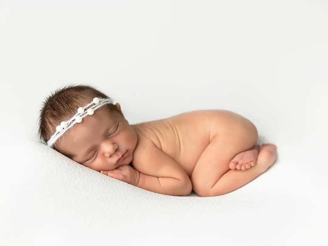Joue, Peau, Hand, Bras, Stomach, Comfort, Human Body, Baby, Baby & Toddler Clothing, Bambin, Enfant, Fashion Accessory, Foot, Chest, Happy, Baby Sleeping, Flesh, Assis, Portrait Photography, Elbow, Personne