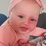 Nez, Joue, Peau, Lip, Sourire, Hand, Coiffure, Eyebrow, Mouth, Yeux, Facial Expression, Eyelash, Human Body, Baby & Toddler Clothing, Oreille, Baby, Happy, Iris, Gesture, Rose, Personne