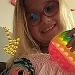 Coiffure, Sourire, Facial Expression, Sunglasses, Happy, Jouets, Doll, People, Goggles, Fun, Enfant, Eyewear, Event, Stuffed Toy, Leisure, Fashion Accessory, Sweetness, Peluches, Pattern, Entertainment, Personne, Joy