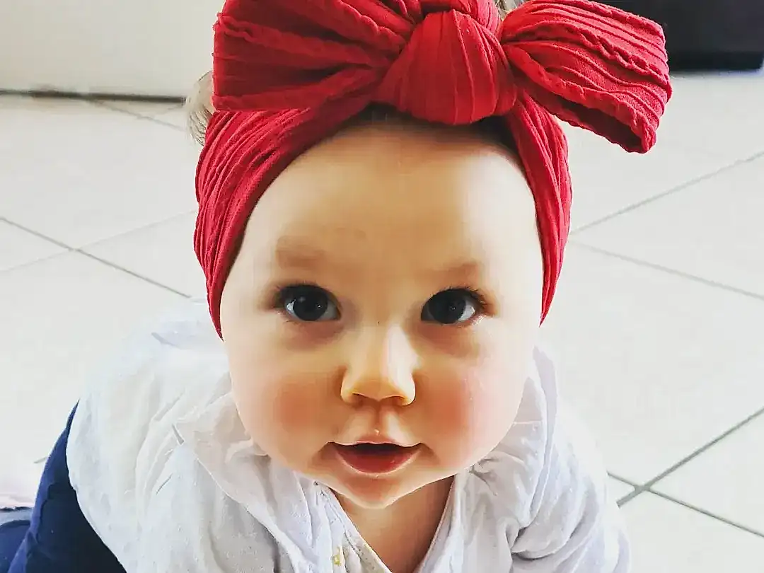 Nez, Head, Lip, Yeux, Blanc, Sourire, Sleeve, Baby & Toddler Clothing, Happy, Baby, Bambin, Eyelash, Comfort, Fashion Accessory, Hair Accessory, Costume Hat, Portrait Photography, Costume Accessory, Bonnet, Magenta, Personne