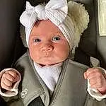 Nez, Joue, Hand, Eyebrow, Yeux, Facial Expression, Mouth, Cap, Human Body, Textile, Baby, Iris, Finger, Bambin, Baby Carriage, Doll, Enfant, Comfort, Costume Hat, Baby Safety, Personne, Headwear