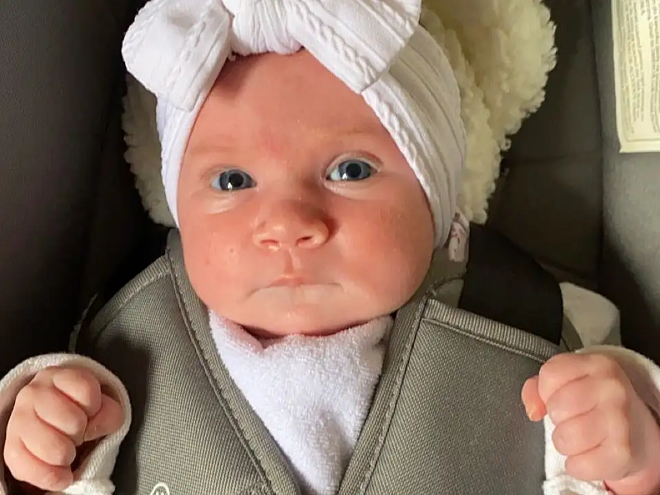 Nez, Joue, Hand, Eyebrow, Yeux, Facial Expression, Mouth, Cap, Human Body, Textile, Baby, Iris, Finger, Bambin, Baby Carriage, Doll, Enfant, Comfort, Costume Hat, Baby Safety, Personne, Headwear