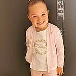 Footwear, Joint, Coiffure, Bras, Shoulder, Facial Expression, Blanc, Sourire, Shorts, Neck, Sleeve, Flash Photography, Baby & Toddler Clothing, Rose, T-shirt, Happy, Sportswear, Street Fashion, Bambin, Fashion Design, Personne, Joy