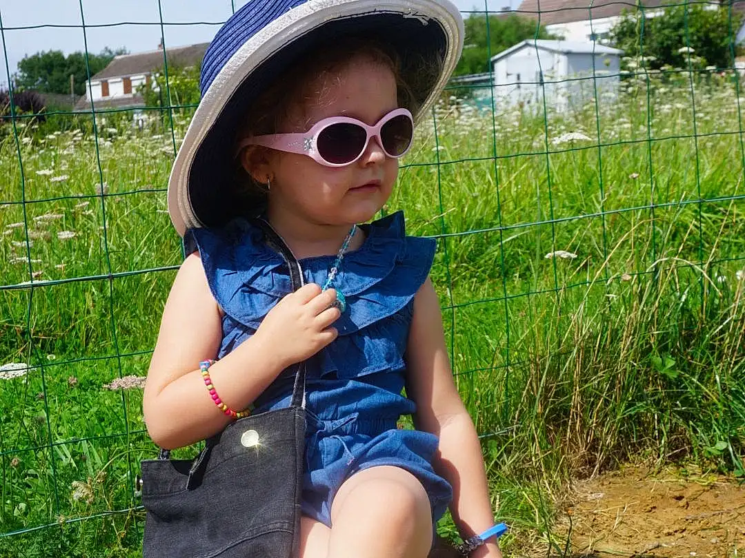 Lunettes, Plante, Shoe, Goggles, Sunglasses, Vision Care, Chapi Chapo, Baby & Toddler Clothing, Shorts, Herbe, Sneakers, Thigh, Eyewear, Leisure, Summer, Bambin, Cap, Sun Hat, Denim, T-shirt, Personne