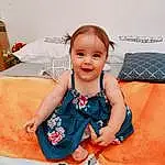 Sourire, Baby & Toddler Clothing, Sleeve, Happy, Comfort, Orange, Baby, Bambin, Enfant, Flash Photography, Fun, Leisure, T-shirt, Event, Assis, Peach, Pattern, Linens, Room, Pillow, Personne, Joy