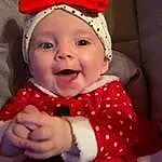 Visage, Peau, Head, Lip, Sourire, Yeux, Human Body, Sleeve, Baby & Toddler Clothing, Happy, Rose, Baby, Bambin, Headgear, Red, Baby Laughing, Costume Hat, Fun, Santa Claus, Enfant, Personne, Headwear