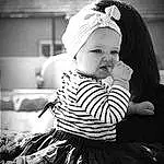 Yeux, Black, Flash Photography, Baby & Toddler Clothing, Sleeve, Black-and-white, Style, Happy, Baby, Bambin, Monochrome, Noir & Blanc, Enfant, Assis, Fashion Accessory, Pattern, Stock Photography, Embellishment, Day Dress, Headband, Personne, Headwear