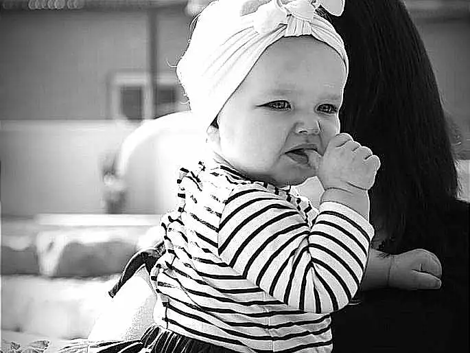 Yeux, Black, Flash Photography, Baby & Toddler Clothing, Sleeve, Black-and-white, Style, Happy, Baby, Bambin, Monochrome, Noir & Blanc, Enfant, Assis, Fashion Accessory, Pattern, Stock Photography, Embellishment, Day Dress, Headband, Personne, Headwear