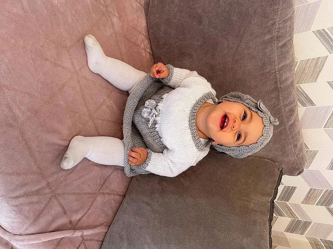 Sourire, Jambe, Comfort, Sleeve, Textile, Bois, Linens, Baby, Knee, Enfant, Baby Sleeping, Baby & Toddler Clothing, Poil, Assis, Wrist, Thigh, Pattern, Room, Wool, Baby Products, Personne, Headwear