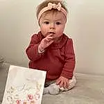 Baby & Toddler Clothing, Sleeve, Bambin, Baby, Enfant, Paint, Office Supplies, Pattern, Happy, Easel, Fashion Accessory, Assis, Room, Cap, Chapi Chapo, Artist, Visual Arts, Portrait Photography, Child Art, Personne, Surprise