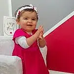 Clothing, Peau, Head, Sourire, Facial Expression, Dress, Baby & Toddler Clothing, Neck, Sleeve, Happy, Debout, Gesture, Rose, Finger, Bambin, One-piece Garment, People, Flash Photography, Headpiece, Enfant, Personne, Joy