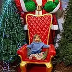 Christmas Tree, Green, Christmas Ornament, Arbre, Santa Claus, Holiday Ornament, Plante, Ornament, Red, Evergreen, Christmas Decoration, Chair, Jouets, Bois, Event, NoÃ«l, Holiday, Lawn Ornament, Lap, Leisure, Personne, Joy