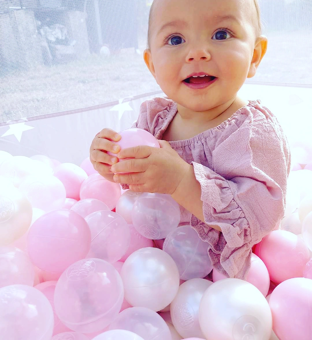 Joue, Peau, Lip, Bras, Photograph, Facial Expression, Blanc, Baby, Human Body, Sleeve, Baby & Toddler Clothing, Happy, Baby Playing With Toys, Rose, Gesture, Balloon, Bambin, Finger, Personne, Headwear