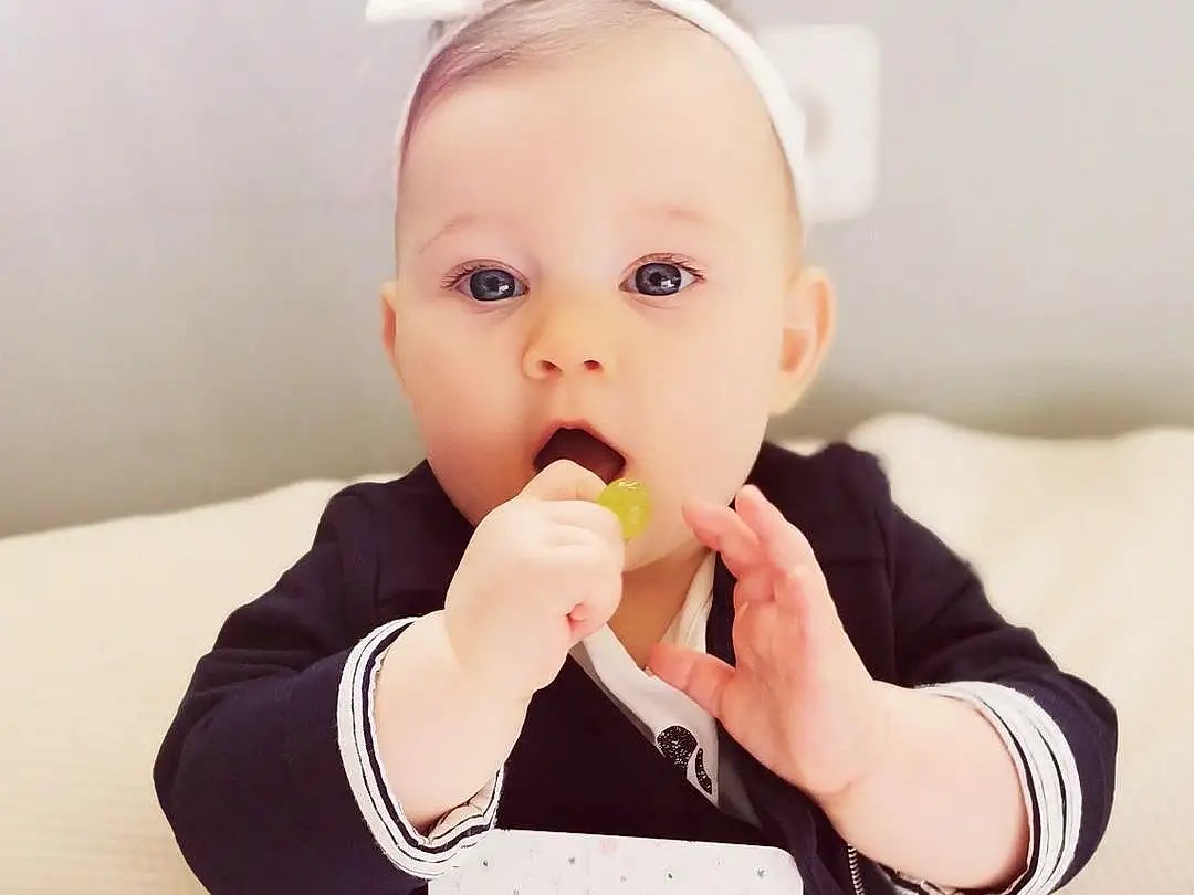 Joue, Peau, Head, Photograph, Yeux, Blanc, Sleeve, Baby & Toddler Clothing, Yellow, Happy, Food Craving, Finger, Bambin, Nail, Enfant, Baby, Drinkware, Eyelash, Natural Foods, Personne, Surprise