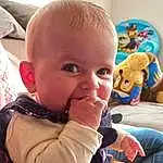 Nez, Joue, Peau, Hand, Mouth, Facial Expression, Sourire, Human Body, Gesture, Finger, Happy, Baby, Bambin, Baby & Toddler Clothing, Fun, Baby Products, Enfant, Tummy Time, Event, Play, Personne