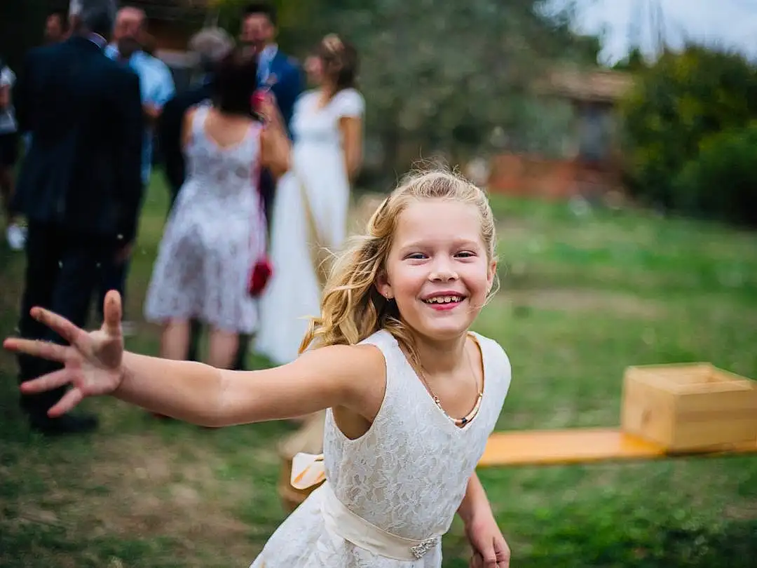 Sourire, Facial Expression, People In Nature, Flash Photography, Dress, Plante, Happy, Debout, Bridal Clothing, Gesture, Herbe, Interaction, Fun, Leisure, Community, Bambin, Recreation, Formal Wear, Enfant, Pelouse, Personne, Joy