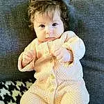 Joue, Hand, Bras, Yeux, Comfort, Baby & Toddler Clothing, Sleeve, Gesture, Yellow, Iris, Baby, Bambin, Happy, Thumb, Linens, Pattern, Assis, Abdomen, Enfant, Poil, Personne
