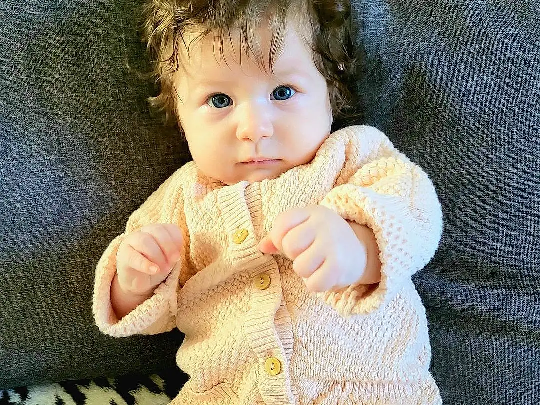 Joue, Hand, Bras, Yeux, Comfort, Baby & Toddler Clothing, Sleeve, Gesture, Yellow, Iris, Baby, Bambin, Happy, Thumb, Linens, Pattern, Assis, Abdomen, Enfant, Poil, Personne