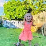 Ciel, Sourire, Plante, Yeux, Facial Expression, People In Nature, Leaf, Bleu, Botany, Dress, Arbre, Happy, Sunlight, Herbe, Woody Plant, Leisure, Baby & Toddler Clothing, Bambin, Grassland, Fun, Personne, Joy