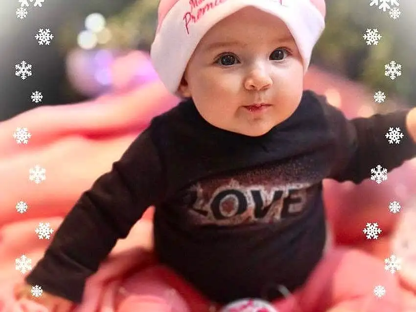 Visage, Facial Expression, Sleeve, Baby & Toddler Clothing, Happy, Rose, Baby, Bambin, Flash Photography, Cap, Enfant, People, Table, Beauty, Fun, Event, Holiday, Sweetness, Assis, Personne, Headwear