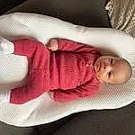 Joue, Peau, Hand, Bras, Facial Expression, Comfort, Mouth, Jambe, Baby & Toddler Clothing, Human Body, Baby Sleeping, Sleeve, Textile, Baby, Finger, Rose, Bambin, Linens, Pattern, Thigh, Personne